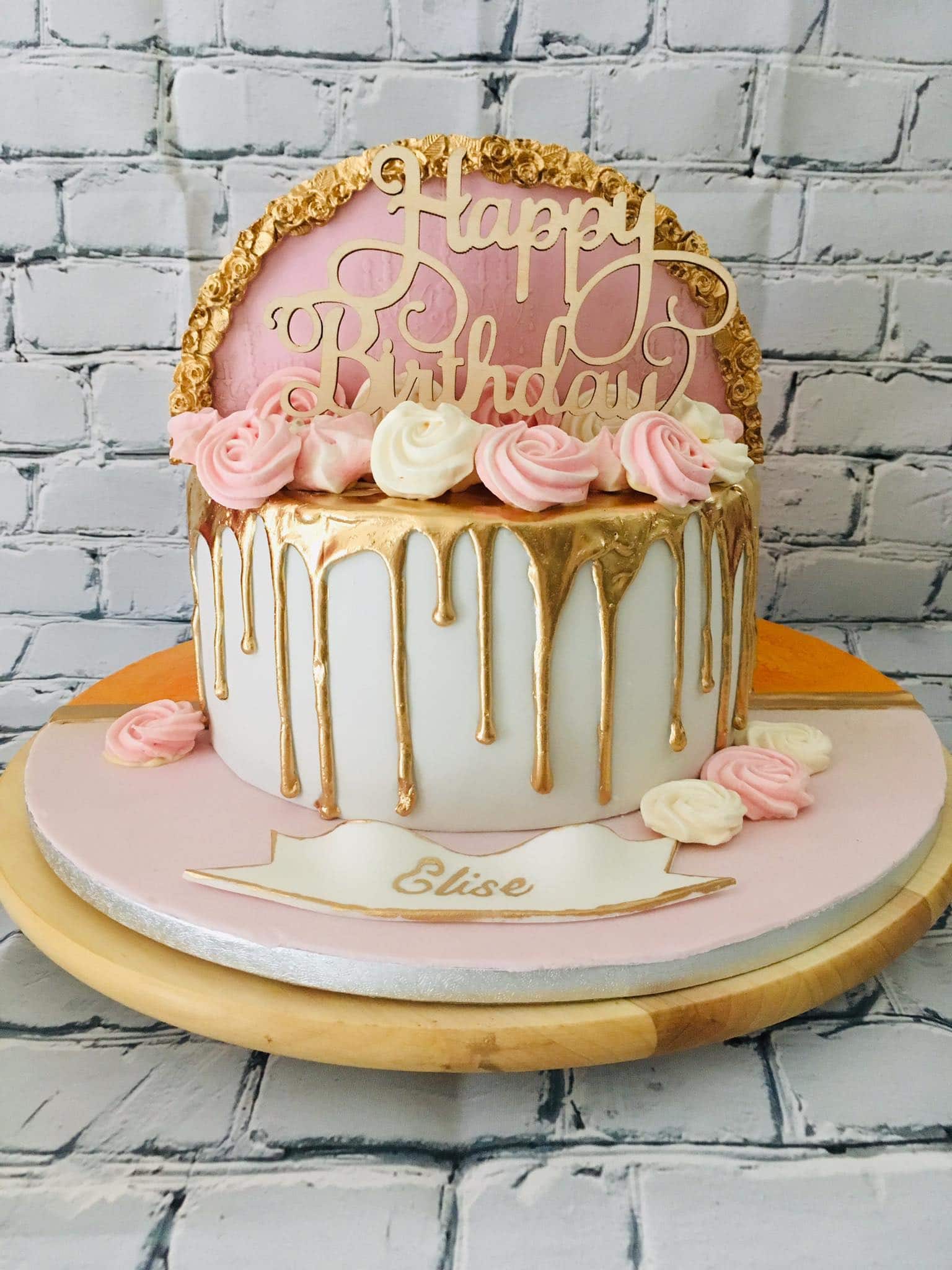 gâteau pâte à sucre angle droit et feuille d'or •